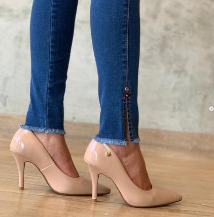 Calça jeans com detalhe na barra