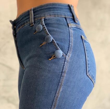 Calça com botão forrado